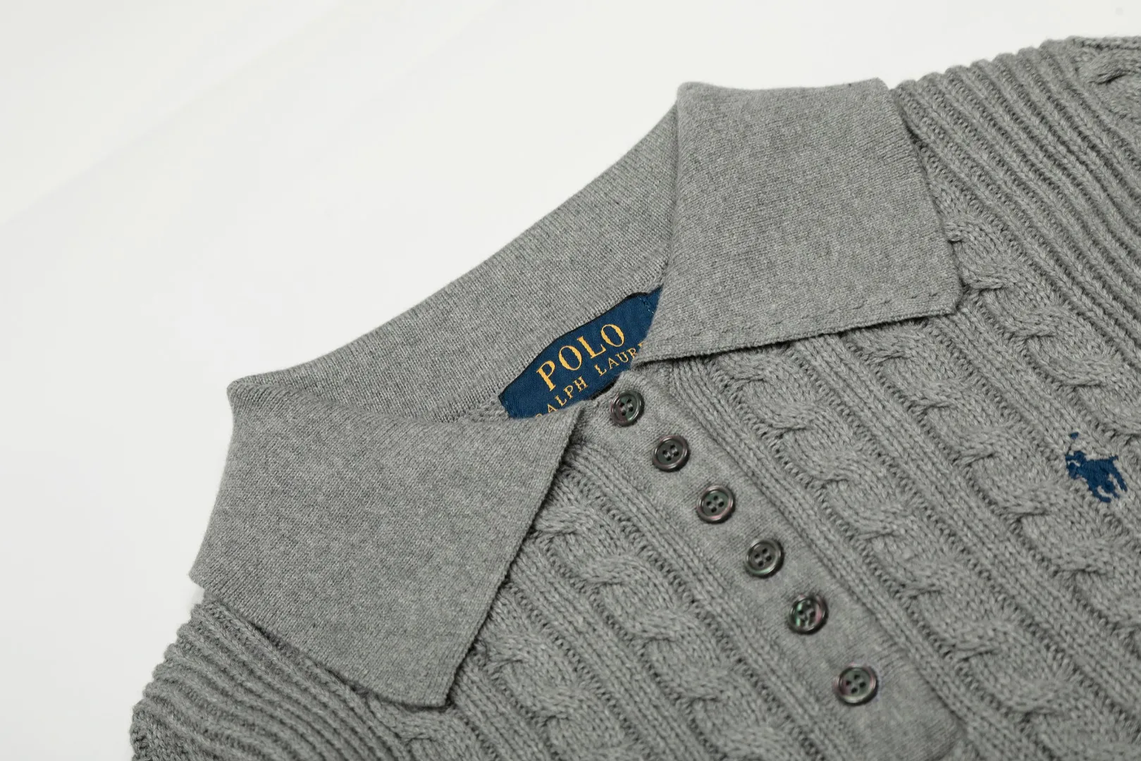P250 top quality" Style number: DS050# (not off the shelves all year round) [Ralph Lauren lapel twist solid color basic pony embroidery logo goddess sweater] ✅Ralph Lauren Ralph Lauren goddess slim fit POLO lapel twist knit open chest autumn and winter sweater ✅Main supplier platform live broadcast Wholesale entity Wholesale entity Replenish when out of stock Not off the shelf ✅ZP quality 1:1 version Scan the code to enter the GF website Counter quality ✅Details and quality are the only one in Guangzhou. Imported quality cotton yarn, focusing on high-end, cost-effective, good quality needless to say. ✅Restore the original version. The maximum size can be worn up to 150 pounds. Loose, comfortable and stress-free. ✅The upper body is simple and easy to put on. A must-have for goddess ootd. Good-looking clothes are never picky. A must-have in the goddess's wardrobe. Size: S-XL. Color: black, milky white, gray, navy blue, burgundy.